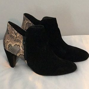 Velvety/ snakeskin detail booties